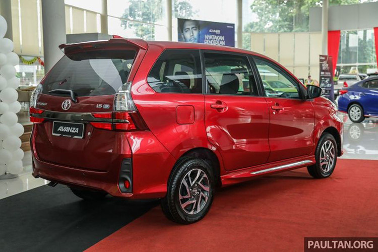 Ngoại hình của Toyota Avanza 2019 mới cũng ấn tượng hơn nhiều so với bản cũ, lấy cảm hứng từ những “đàn anh” như Voxy, Alphard và Vellfire. Xe có đèn pha tách đôi bởi một thanh nhựa dày. Cản trước cũng được thay đổi theo phong cách thể thao hơn, hốc đèn sương mù rộng và mang nhiều cá tính hơn.