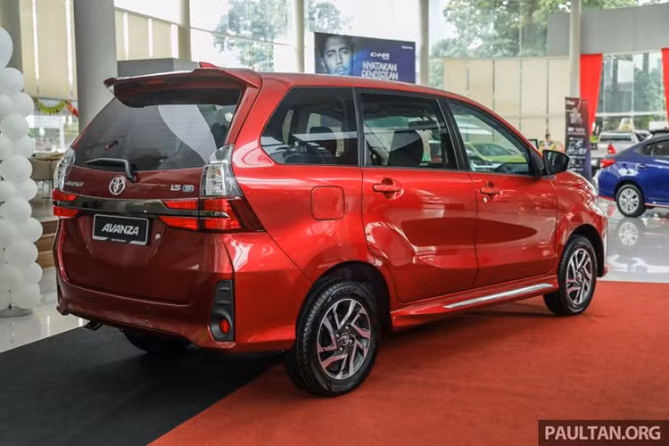 Ngoại hình của Toyota Avanza 2019 mới cũng ấn tượng hơn nhiều so với bản cũ, lấy cảm hứng từ những “đàn anh” như Voxy, Alphard và Vellfire. Xe có đèn pha tách đôi bởi một thanh nhựa dày. Cản trước cũng được thay đổi theo phong cách thể thao hơn, hốc đèn sương mù rộng và mang nhiều cá tính hơn.
