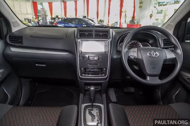 Di chuyển vào bên trong, khoang cabin không khác nhiều so với Avanza đời cũ vì chỉ được điều chỉnh lại một số chi tiết nhỏ. Đáng chú ý nhất là cụm điều chỉnh điều hòa được thiết kế phẳng nhờ chuyển sang dạng nút bấm thay vì núm xoay như đời cũ. Cụm đồng hồ chuyển sang dùng ánh sáng xanh, thay cho lớp phủ màu cam.