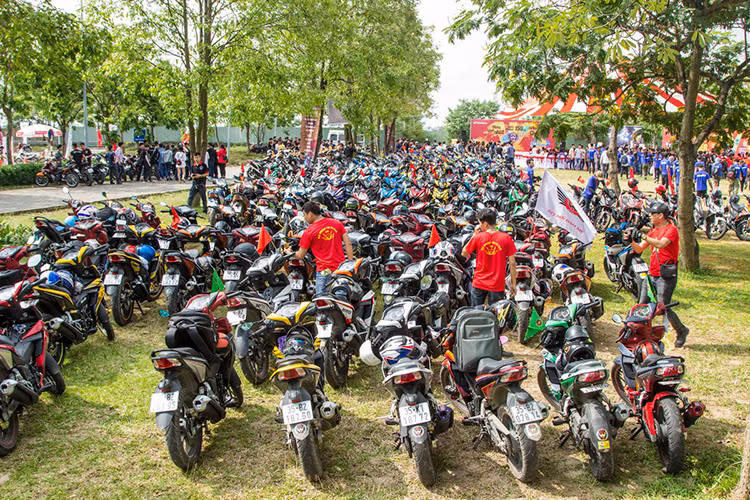 Xe được trang bị mâm có thiết kế 6 cánh kép độc đáo, chưa từng xuất hiện trên mẫu xe underbone nào ở Việt Nam, với bản mâm phía trước 1.85/17. Xe sử dụng lốp 90/80/17 cho bánh trước. Cũng giống như các đối thủ cùng phân khúc, xe sử dụng phanh đĩa đơn ở phía trước với heo Nissin.