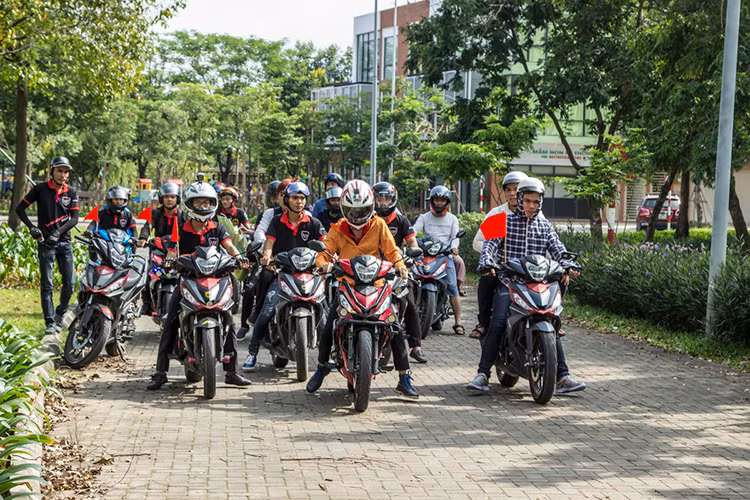 Mẫu xe côn tay cỡ nhỏ này được bán với tổng cộng 4 màu sắc khác nhau, chia làm 2 phiên bản là Thể thao và Cao cấp. Đi kèm với đó là khối động cơ 150cc 1 xi-lanh DOHC FI hoàn toàn mới, với công suất tối đa 15,7 mã lực và mô-men xoắn cực đại 13,5 Nm.