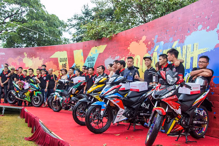 Với hộp số 6 cấp, xe cho khả năng tăng tốc tốt ở 3 cấp số đầu trong khi đạt tốc độ tối đa cao ở số cuối. Trong phân khúc underbone được bán chính hãng ở Việt Nam hiện nay, ngoài Winner chỉ có chiếc Raider của Suzuki có hộp số 6 cấp trong khi đối thủ Exciter 150 chỉ có số 5 cấp.