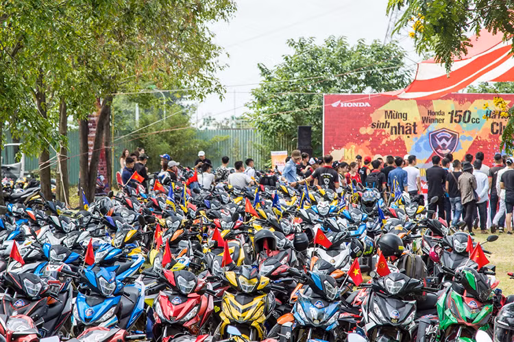 Winner 150 mang phong cách thể thao mới nhất với thiết kế nhiều lớp, khung xe và vỏ xe với cấu tạo 03 chiều đầy tính khí động học. Xe được trang bị đèn pha cao cấp dạng LED, đồng thời kích thước nhỏ gọn cũng góp phần nâng cao công suất vận hành, giúp tăng dáng vẻ thể thao của xe cùng với độ bền cao.