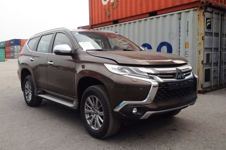 Cuối cùng là mẫu xe Pajero Sport mới, tuy nhiên giá bán và phiên bản của mẫu SUV 7 chỗ này hiện vẫn chưa được công bố. Theo nhiều nguồn tin không chính thức cho biết, những chiếc Pajero Sport nhập khẩu sẽ được trang bị động cơ dầu diesel mới chia sẻ từ bán tải Triton.