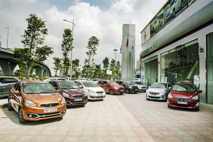 Lô xe Mitsubishi 2018 nhập khẩu miễn thuế đầu tiên của Việt Nam đã chính thức hoàn tất mọi thủ tục kiểm định khắt khe nhất từ các quy tắc nhập khẩu mới thuộc Nghị định 116/2017. Nhờ việc được hưởng ưu đãi thuế nhập khẩu 0% do xe có xuất xứ từ ASEAN, hàng loạt các mẫu xe Mitsubishi mới đây đã bất ngờ giảm giá.