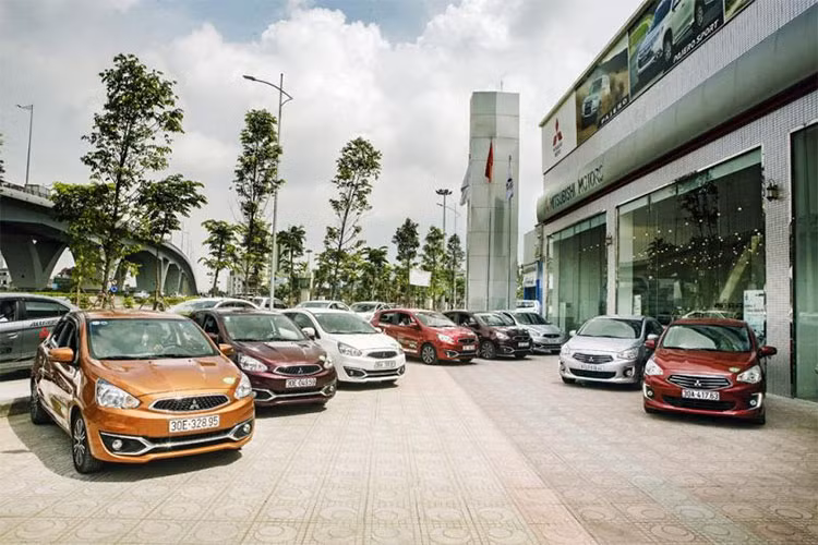 Lô xe Mitsubishi 2018 nhập khẩu miễn thuế đầu tiên của Việt Nam đã chính thức hoàn tất mọi thủ tục kiểm định khắt khe nhất từ các quy tắc nhập khẩu mới thuộc Nghị định 116/2017. Nhờ việc được hưởng ưu đãi thuế nhập khẩu 0% do xe có xuất xứ từ ASEAN, hàng loạt các mẫu xe Mitsubishi mới đây đã bất ngờ giảm giá.