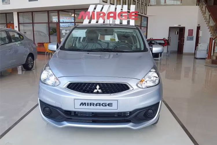 Ở lần nhập khẩu về Việt Nam lần này, mẫu xe cỡ nhỏ Mitsubishi Mirage mới sẽ chỉ có 3 phiên bản, gồm CVT, CVT Eco và MT (bản MT Eco không còn), giá bán đại lý chính hãng đưa ra là từ 380 - 450 triệu đồng.