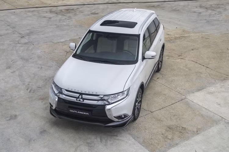 Bên cạnh xe nhập, Mitsubishi tại Việt Nam còn phân phối dòng xe lắp ráp trong nước với mẫu Outlander, đây là mẫu xe ăn khách nhất hiện nay của Mitsubishi Motor Việt Nam (MMV). Chính việc chuyển từ xe nhập khẩu (Nhật Bản) sang lắp ráp tạiViệt Nam với giá bán rẻ hơn, đã giúp doanh số của mẫu SUV cỡ lớn tăng trưởng mạnh.