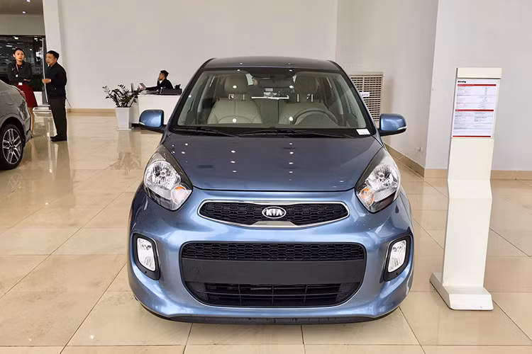 Để tiết kiệm chi phí, mẫu xe Kia Morning AT mới chỉ được thiết kế ngoại thất khá đơn giản với trang bị đèn halogen, không có đèn định vị LED, không có đèn sương mù và đèn hậu LED. Các trang bị bên ngoài còn lại tương đối giống với bản cao cấp SI và tương đương bản EX.