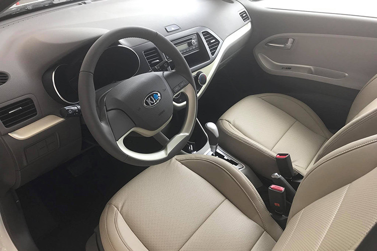 Bên trong nội thất của mẫu xe hạng A mới này cũng đã được nhà sản xuất cắt giảm nhiều chi tiết so với bản SI để giảm chi phí, dễ thấy nhất là bảng điều khiển trung tâm đã không còn màn hình giải trí cảm ứng.