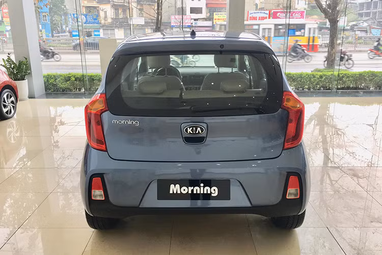 Cũng như phiên bản Kia Morning tại Việt Nam - trục cơ sở của xe được tăng thêm 15mm, từ mức 2.385mm lên mức mới 2.400mm, các hốc bánh được đẩy sát ra các góc xe. Kích thước tổng thể của Kia Morning AT mới sẽ là (Dài x Rộng x Cao) tương ứng 3.595 x 1.595 x 1.485 mm.