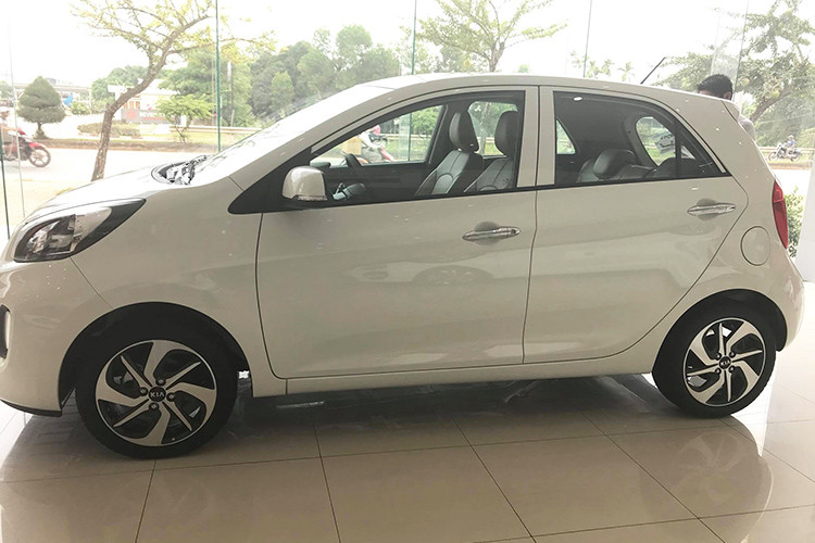 Giá xe Kia Morning AT bán ra là 355 triệu đồng, rẻ hơn đáng kể so với Kia Morning Si AT trước đây (379 triệu đồng). Kia Morning AT có giá cao hơn phiên bản Morning Si MT 10 triệu đồng. Tuy nhiên, mẫu xe này đang được giảm giá đáng kể tại các đại lý, giá bán thực tế của Kia Morning AT có thể rơi vào khoảng 320 triệu đồng.