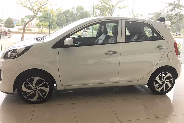 Giá xe Kia Morning AT bán ra là 355 triệu đồng, rẻ hơn đáng kể so với Kia Morning Si AT trước đây (379 triệu đồng). Kia Morning AT có giá cao hơn phiên bản Morning Si MT 10 triệu đồng. Tuy nhiên, mẫu xe này đang được giảm giá đáng kể tại các đại lý, giá bán thực tế của Kia Morning AT có thể rơi vào khoảng 320 triệu đồng.