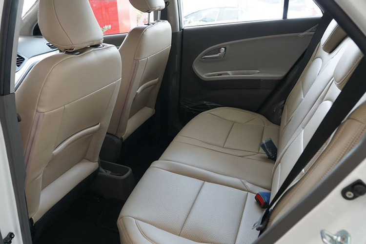 Kia Morning AT vẫn dùng khối động cơ 4 xy-lanh, Kappa 1.25L, cho công suất 86 mã lực tại 6.000 vòng/phút và mô-men xoắn 120 Nm tại 4.000 vòng/phút. Hộp số tự động 4 cấp và hệ dẫn động cầu trước. Trang bị an toàn của Kia Morning AT chỉ gồm 1 túi khí ở ghế lái, chống bó cứng phanh ABS và phân phối lực phanh điện tử EBD.