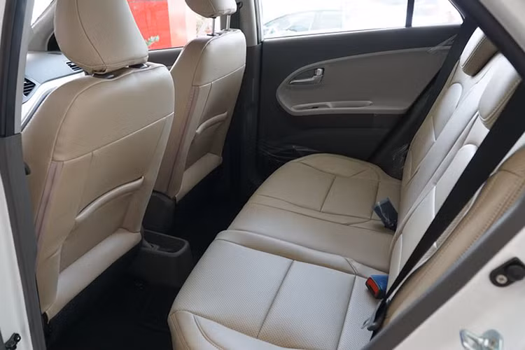 Kia Morning AT vẫn dùng khối động cơ 4 xy-lanh, Kappa 1.25L, cho công suất 86 mã lực tại 6.000 vòng/phút và mô-men xoắn 120 Nm tại 4.000 vòng/phút. Hộp số tự động 4 cấp và hệ dẫn động cầu trước. Trang bị an toàn của Kia Morning AT chỉ gồm 1 túi khí ở ghế lái, chống bó cứng phanh ABS và phân phối lực phanh điện tử EBD.