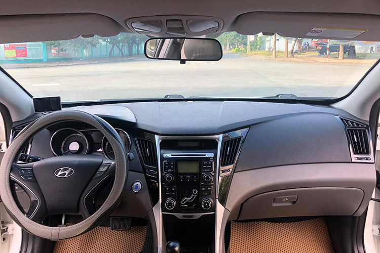 Hyundai Sonata 2010 có kích thước 4.820 x 1.835 x 1.470 mm (dài, rộng, cao), chiều dài cơ sở 2.795 mm, khoảng sáng gầm xe 140 mm, sử dụng bộ mâm bánh xe 18” và có trọng lượng không tải 1.404kg cùng dung tích bình xăng 70 lít.