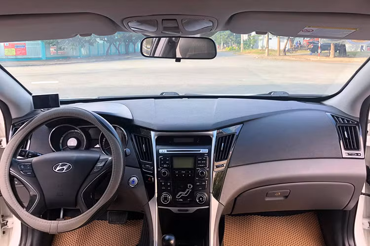 Hyundai Sonata 2010 có kích thước 4.820 x 1.835 x 1.470 mm (dài, rộng, cao), chiều dài cơ sở 2.795 mm, khoảng sáng gầm xe 140 mm, sử dụng bộ mâm bánh xe 18” và có trọng lượng không tải 1.404kg cùng dung tích bình xăng 70 lít.