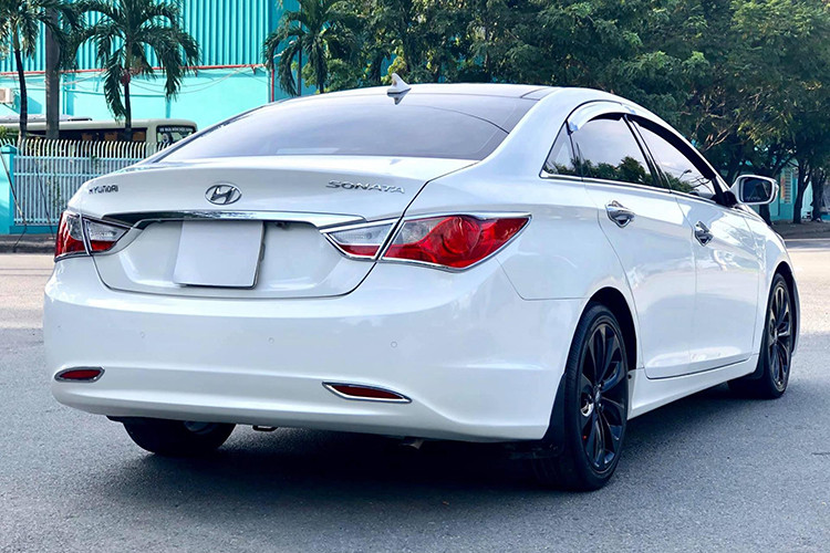 Phiên bản 2.0 nội địa Hàn quốc mà các đơn vị khác nhập khẩu về Việt Nam có thêm hệ thống hỗ trợ phanh khẩn cấp BA, hệ thống phân phối lực phanh điện tử EBD và hệ thống cân bằng điện tử ESP cùng hệ thống đèn pha bi xenon tự động điều khiển ánh sáng. 