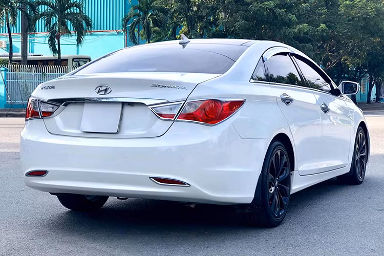 Phiên bản 2.0 nội địa Hàn quốc mà các đơn vị khác nhập khẩu về Việt Nam có thêm hệ thống hỗ trợ phanh khẩn cấp BA, hệ thống phân phối lực phanh điện tử EBD và hệ thống cân bằng điện tử ESP cùng hệ thống đèn pha bi xenon tự động điều khiển ánh sáng. 