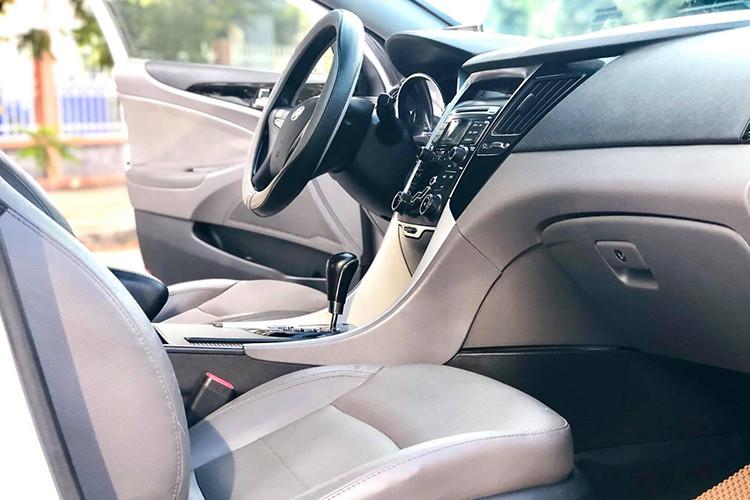 Sonata 2010 do Hyundai Thành Công nhập khẩu được trang bị 6 túi khí, hệ thống phanh đĩa trên bốn bánh có hỗ trợ hệ thống chống bó cứng phanh ABS, đèn pha HID, camera lùi, hệ thống đèn sương mù phía trước, tựa ghế bảo vệ đầu chủ động… Hệ thống giảm xóc của mẫu xe này với kiểu Mc Pherson phía trước và liên kết đa điểm ở hệ thống treo sau.