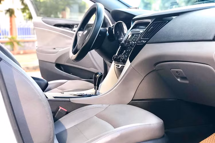 Sonata 2010 do Hyundai Thành Công nhập khẩu được trang bị 6 túi khí, hệ thống phanh đĩa trên bốn bánh có hỗ trợ hệ thống chống bó cứng phanh ABS, đèn pha HID, camera lùi, hệ thống đèn sương mù phía trước, tựa ghế bảo vệ đầu chủ động… Hệ thống giảm xóc của mẫu xe này với kiểu Mc Pherson phía trước và liên kết đa điểm ở hệ thống treo sau.