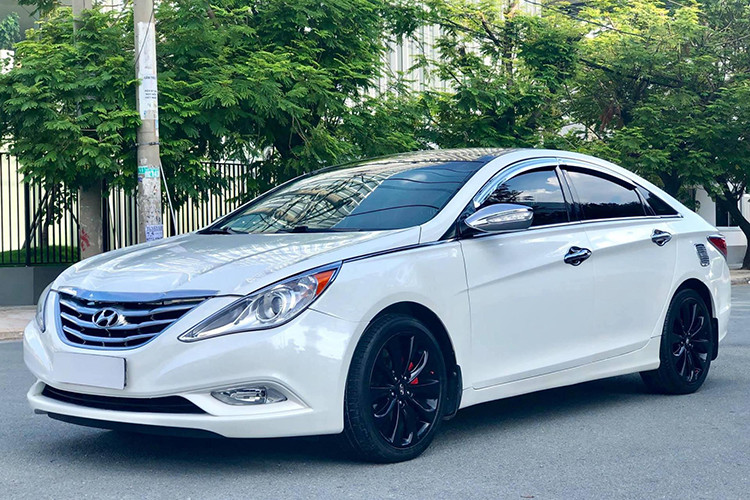 Hiện tại, giá xe Hyundai Sonata cũ đời từ 2010 đến 2011 bán ra trên thị trường xe cũ Việt Nam sẽ dao động trong khoảng 500 triệu đồng. Đây được xem là lựa chọn khá hợp lý cho những người mới sử dụng xe hơi.