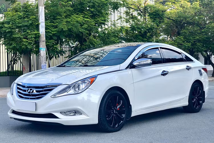 Hiện tại, giá xe Hyundai Sonata cũ đời từ 2010 đến 2011 bán ra trên thị trường xe cũ Việt Nam sẽ dao động trong khoảng 500 triệu đồng. Đây được xem là lựa chọn khá hợp lý cho những người mới sử dụng xe hơi.