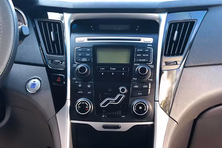 Tay lái tích hợp hệ thống điều khiển âm thanh và điện thoại, hệ thống cửa kính màu điều khiển điện. Trang thiết bị giải trí gồm hệ thống CD 6 loa có hỗ trợ MP3 (phiên bản nội địa có thêm màn hình DVD Navigator, hệ thống sấy ghế, kính chiếu hậu bên trong có chống chói…).