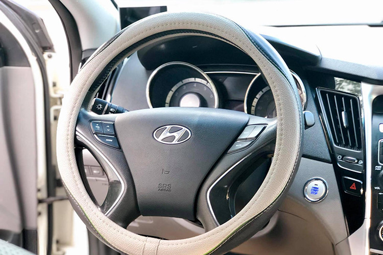 Sonata 2010 có các hàng ghế và các chi tiết nội thất như tay nắm cần số, tay lái… bọc da. Hàng ghế phía trước điều khiển điện và có bộ nhớ vị trí cho ghế lái. Ngoài ra, chiếc xe này có hệ thống điều hòa tự động 2 vùng riêng biệt và có cửa gió cho hàng ghế phía sau, bộ chìa khóa thông minh với nút khởi động động cơ.