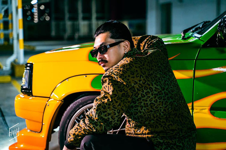 So với lúc chưa nâng cấp, chiếc Mazda B2200 độ khủng này vẫn giữ lại tương đối nguyên vẹn ngoại hình cơ bản. Ngoại trừ việc bổ sung thêm các mảng ốp widebody ở mức độ vừa phải để làm cho phần thân xe gân guốc, đường nét đậm rõ hơn.