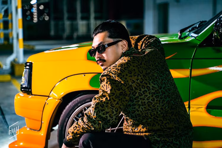 So với lúc chưa nâng cấp, chiếc Mazda B2200 độ khủng này vẫn giữ lại tương đối nguyên vẹn ngoại hình cơ bản. Ngoại trừ việc bổ sung thêm các mảng ốp widebody ở mức độ vừa phải để làm cho phần thân xe gân guốc, đường nét đậm rõ hơn.