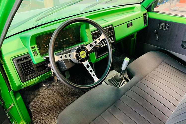 Để ra dáng xe "dân chơi”, các bánh xe cũng được điều chỉnh để nằm khít trong hốc bánh chứ không để khoảng trống cho hệ thống treo có biên độ lớn như trên một chiếc bán tải thông thường. Chiếc Mazda B2200 này được hoàn thiện với bộ mâm 18 inch đa chấu, bao bởi lốp 225/45R18