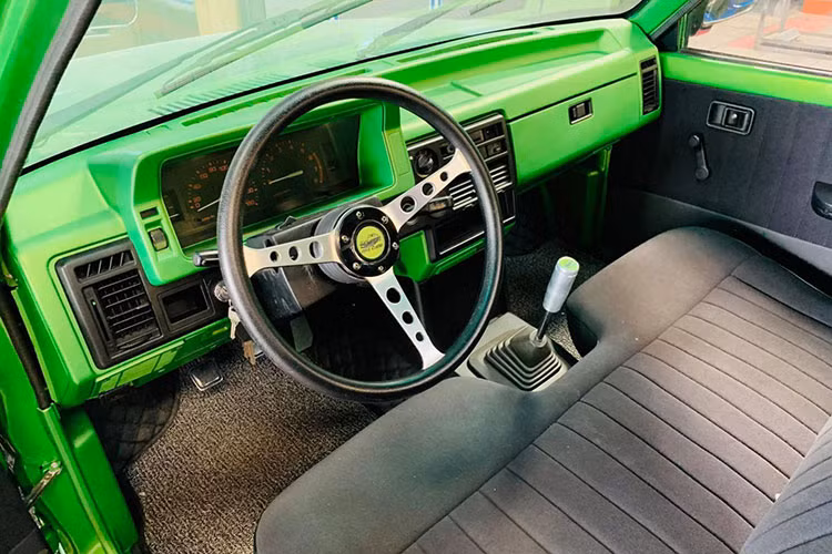 Để ra dáng xe "dân chơi”, các bánh xe cũng được điều chỉnh để nằm khít trong hốc bánh chứ không để khoảng trống cho hệ thống treo có biên độ lớn như trên một chiếc bán tải thông thường. Chiếc Mazda B2200 này được hoàn thiện với bộ mâm 18 inch đa chấu, bao bởi lốp 225/45R18