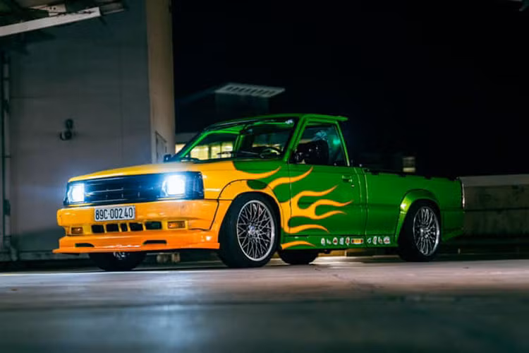  Mazda B2200 bán tải cabin đơn thuộc dòng B-Series, được sản xuất giai đoạn 1961-2006 và trải qua 5 thế hệ. Chiếc xe trong bài thuộc thế hệ thứ 4, được sản xuất từ 1985-1998. Được biết, trước khi được đưa vào xưởng độ, chiếc bán tải này được mua lại với giá chỉ khoảng vài chục triệu đồng, tuy nhiên chi phí nâng cấp sau đó lên đến hơn 300 triệu.