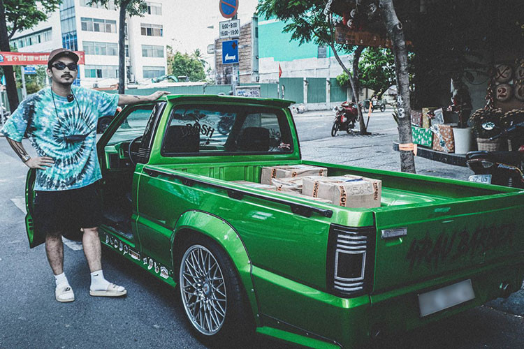 Mazda B2200 không phải là mẫu xe xa lạ ở Việt Nam nhưng đời 1998 lại khá hiếm và kiểu độ mới như chiếc xe của chủ xe lại càng độc. Chủ nhân hiên tại của chiếc Mazda B2200 này là Hà Hiền, một diễn viên và là 1 barber nổi tiếng tại Sài Gòn.