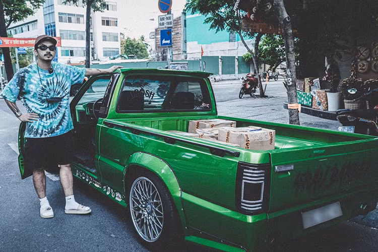 Mazda B2200 không phải là mẫu xe xa lạ ở Việt Nam nhưng đời 1998 lại khá hiếm và kiểu độ mới như chiếc xe của chủ xe lại càng độc. Chủ nhân hiên tại của chiếc Mazda B2200 này là Hà Hiền, một diễn viên và là 1 barber nổi tiếng tại Sài Gòn.