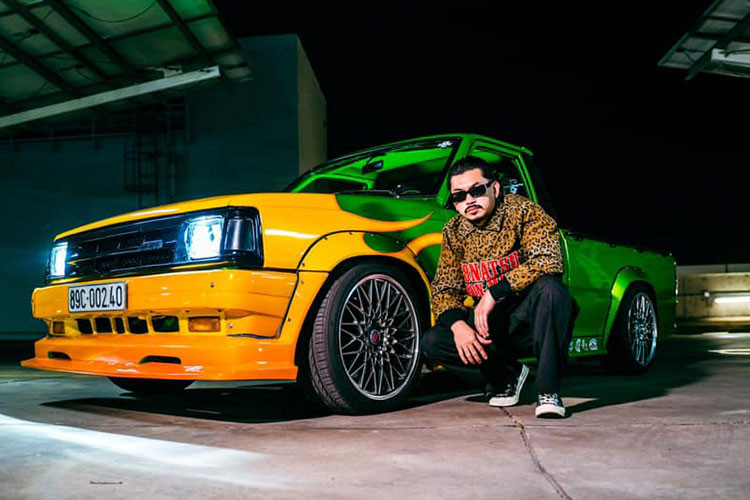 Chiếc bán tải Mazda B2200 cổ lỗ sĩ này được độ lại theo phong cách JDM - phong cách xe nội địa Nhật Bản. JDM còn là một phong cách chơi xe nhấn mạnh vào nét hầm hố kiểu đường đua hơn là chú trọng đến sự tinh tế chi tiết. Bên cạnh đó, những mẫu xe JDM còn tập trung nhiều vào vận hành và khí động học.