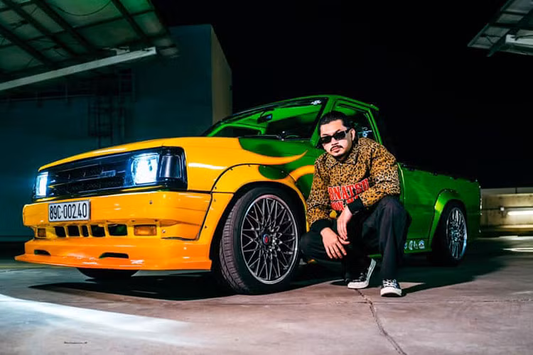 Chiếc bán tải Mazda B2200 cổ lỗ sĩ này được độ lại theo phong cách JDM - phong cách xe nội địa Nhật Bản. JDM còn là một phong cách chơi xe nhấn mạnh vào nét hầm hố kiểu đường đua hơn là chú trọng đến sự tinh tế chi tiết. Bên cạnh đó, những mẫu xe JDM còn tập trung nhiều vào vận hành và khí động học.