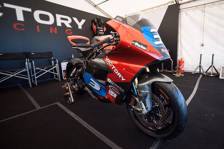 Được biệt, khi tham gia giải đua này, vận tốc trung bình của hạng Isle of Man-TT Zero không chênh lệch nhiều với hạng Superstock TT và Superbike TT với các mẫu xe tham dự dung tích động cơ 1000cc.