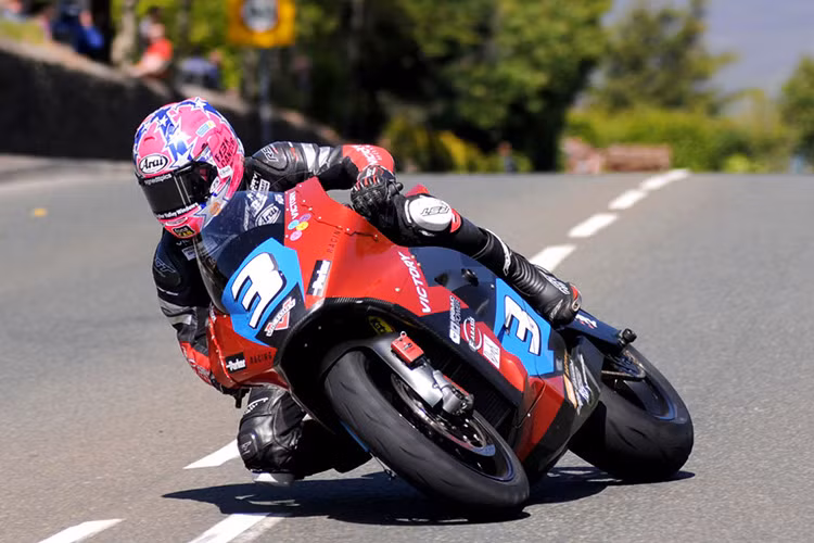 Theo hai tay đua của Victory chia sẻ, họ đã rất bất ngờ khi chiếc xe điện có thể đi nhanh mà êm đến mức kinh ngạc. Nó như có thể tự do bay trên đường, và khả năng vận hành ít âm thanh khiến nó như đang bay.