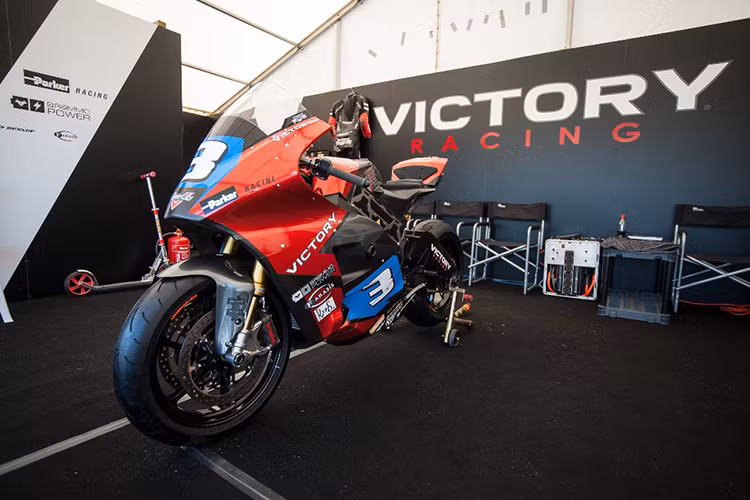 Sau Sarolea SP7 2015, chiếc Victory nguyên mẫu cũng bước ra giới thiệu công chúng trước khi chính thức tham dự cuộc đua đẳng cấp. 