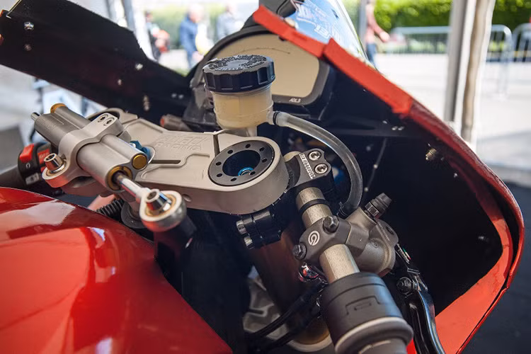 Những chi tiết nhỏ trên xe cũng được hãng xe này đầu tư khá mạnh từ các hãng sản xuất phụ kiện có tiếng.