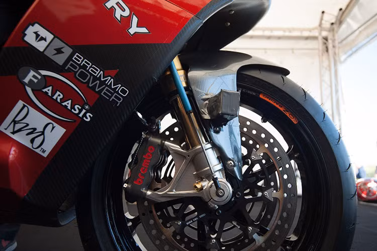 Xe sở hữu vành đúc bánh lớn, cùng phanh đĩa đôi cho trước, đơn sau tiêu chuẩn kết hợp ABS.