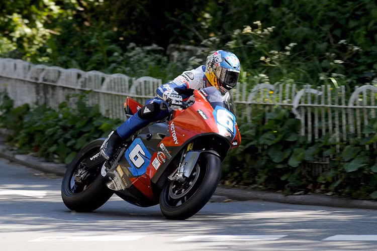 Người đồng đội của Lee Johnston, tay đua Guy Martin số 6 cũng chỉ về thứ tư trong tổng số 10 tay đua hoàn thành cả 6 vòng Moutain Course.