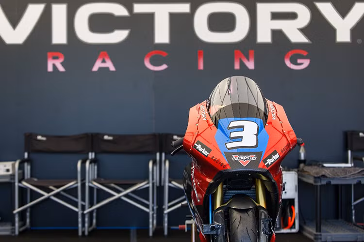 Nhìn từ phía trước, khó ai có thể nhận ra đó là một chiếc môtô thể thao chạy bằng nhiên liệu điện.