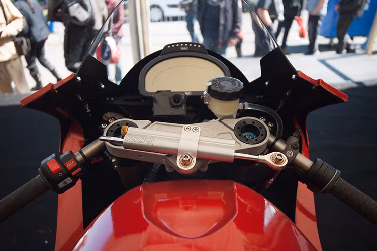 Xế điện của Victory được trang bị tay lái thấp đúng kiểu Sportbike, cụm đồng hồ công tơ mét LCD và bộ trợ lực Ohlins.