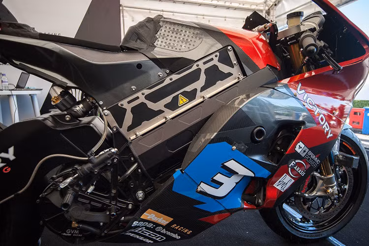 Xe được trang bị một bình xăng giả y hệt như những chiếc xe chạy nhiên liệu thông thường, đi kèm với đó là bộ khung sườn siêu nhẹ.