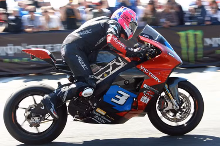Kết thúc Isle of Man-TT Zero, tay đua Lee Johnston mới đầu quân cho tân binh Victory và lần đầu tham dự Isle of Man TT xếp ở vị trí thứ 3.