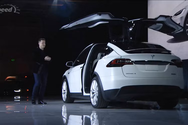 Chính nhờ sự xuất hiện của Tesla Model X 70D mà giá khởi điểm dòng crossover chạy điện của Tesla đã giảm xuống còn 80.000 USD thay vì là 132.000 USD.