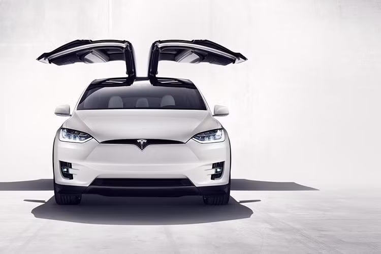 Với giá đề xuất 80.000 USD, Tesla Model X 70D rẻ hơn bản hiệu suất cao tới 52.000 USD và không nằm ngoài tầm với của nhiều người.
